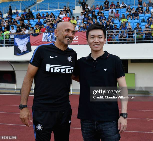 Head coach FC Internazionale Luciano Spalletti and FC Internazionale Milano board member Steven Zhang Kangyang pose on July 28, 2017 in Singapore.