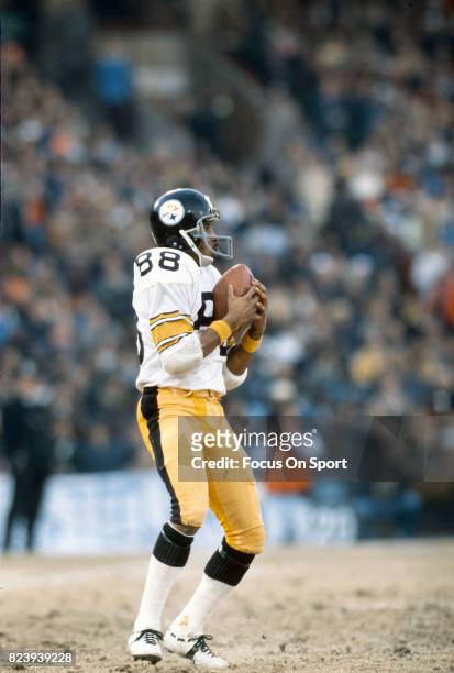 Lynn Swann of the Pittsburgh Steelers returns a kickoff against the Baltimore Colts during an NFL football game circa 1976 at Memorial Stadium in...