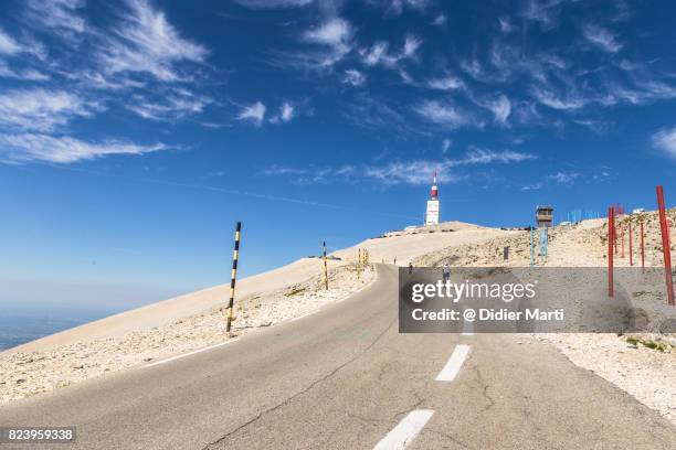 the road leading to the top of the mount ventoux in france - monte ventoso foto e immagini stock