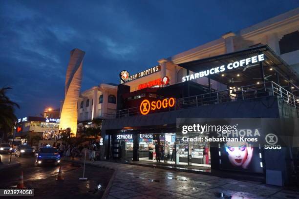 discovery mall at dusk, colourful, kuta, bali, indonesia - kuta imagens e fotografias de stock