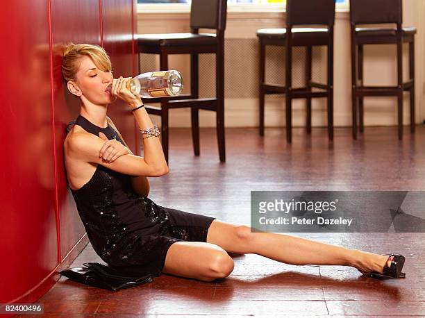 girl binge drinking - passed out drunk stockfoto's en -beelden