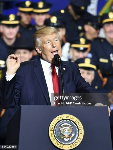 President Donald Trump delivers remarks on law enforcement at Suffolk Community College in Ronkonkoma, New York July 28, 2017. / AFP PHOTO / Nicholas...