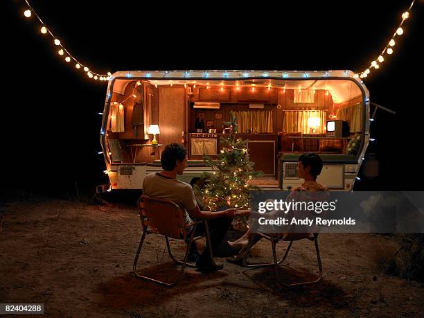 homme et une femme assis par arbre près de chez vous - mobile home photos et images de collection