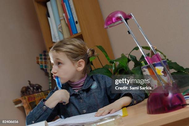 girl (6-7 years) doing homework - 8 9 years imagens e fotografias de stock