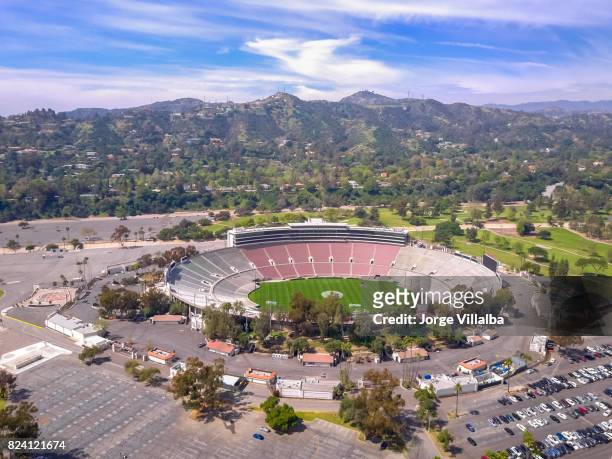rose bowl stadium in pasadena ca - pasadena california stock-fotos und bilder