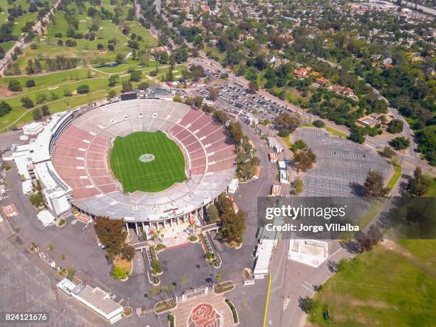rose bowl stadium in pasadena ca - estádio rose bowl califórnia imagens e fotografias de stock