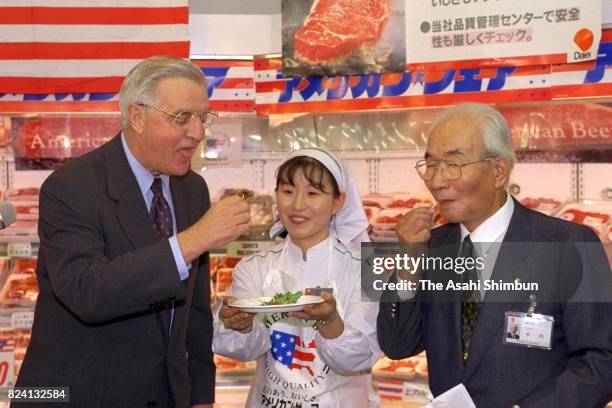 Ambassador to Japan Walter Mondale and super market chain Daiei President Isao Nakauchi taste U.S. Beef at Daiei Himonya branch on October 27, 1994...