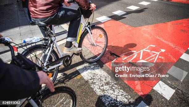 cyclists on a bike path in barcelona - carril para ciclistas fotografías e imágenes de stock