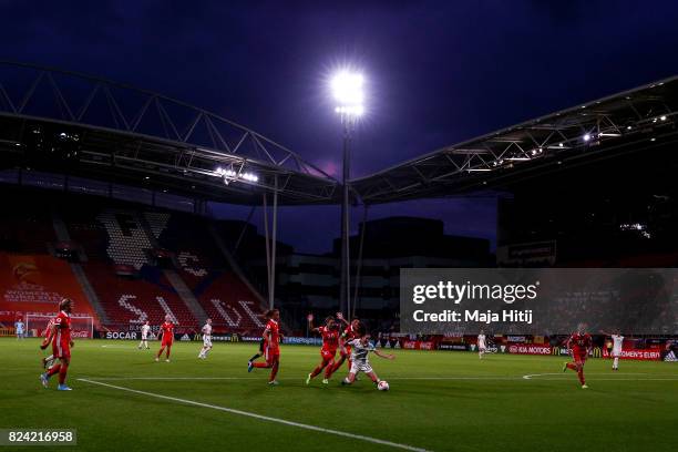 Sara Daebritz of Germany controls the ball during the Group B match between Russia and Germany during the UEFA Women's Euro 2017 at Stadion...