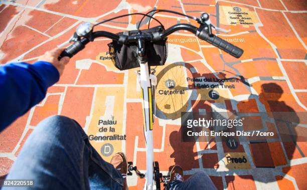 cyclist on map of barcelona - 7cero stock pictures, royalty-free photos & images