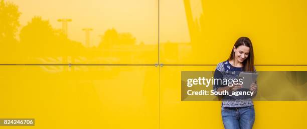 by the yellow wall - happy customer grocery stock pictures, royalty-free photos & images