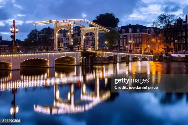 magere brug, amsterdam, holland - magere brug stockfoto's en -beelden