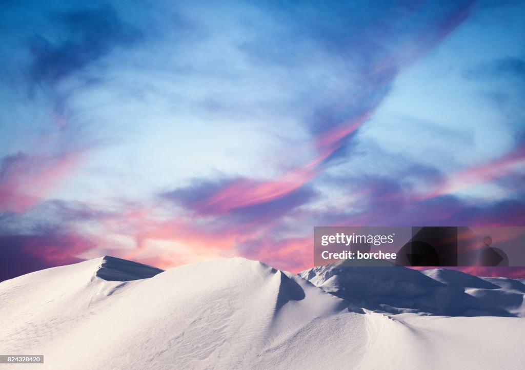 山の冬の夕日