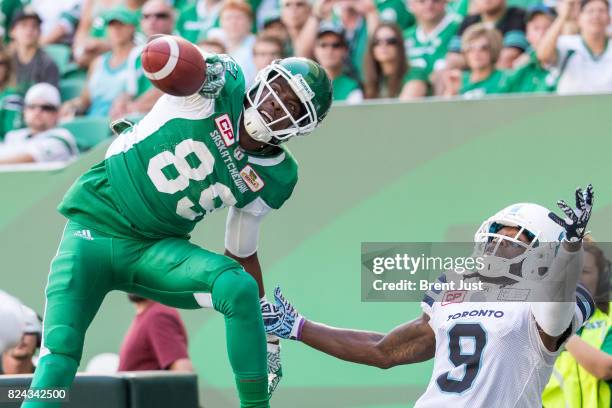 Duron Carter of the Saskatchewan Roughriders makes a great one handed catch over Akwasi Owusu-Ansah of the Toronto Argonauts for a late first half...