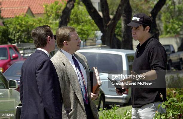 Detectives talk to actor Robert Blake's friend Sean Stanek, right, May 5, 2001 to whom Blake ran for help after his wife was shot the night before...