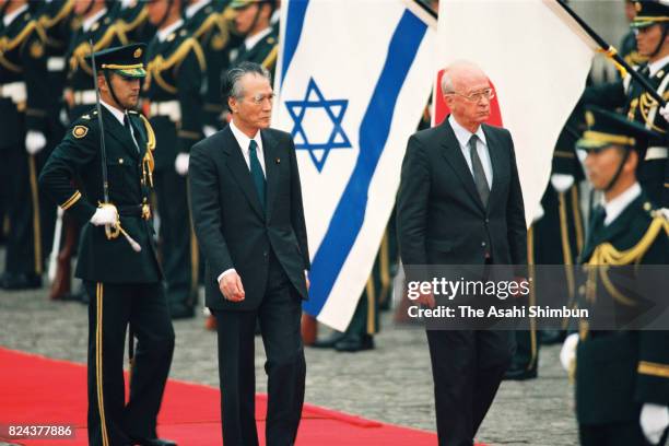 Israeli Prime Minister Yitzhak Rabin reviews the honour guard with Japanese Prime Minister Tomiichi Murayama during the welcome ceremony at the...