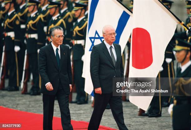 Israeli Prime Minister Yitzhak Rabin reviews the honour guard with Japanese Prime Minister Tomiichi Murayama during the welcome ceremony at the...