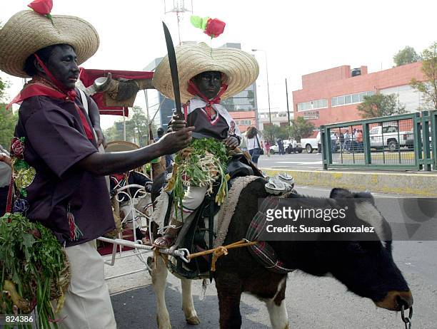 Mexicans celebrate Cinco de Mayo with a reenactment of the 1862 battle between the French and the Zacapuaxtlas Indians May 5, 2001 in Puebla, Mexico....