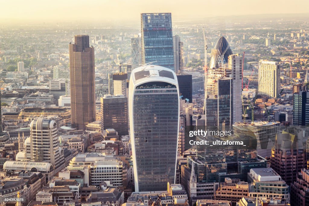 Corporate Bürogebäuden der City of London bei Sonnenuntergang
