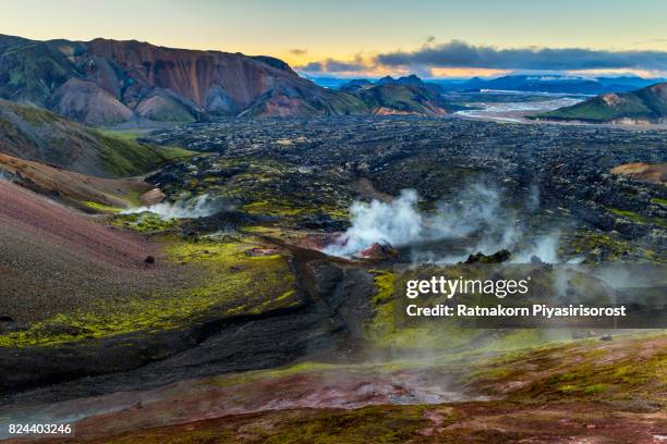 landmannalaugar - landmannalaugar stockfoto's en -beelden