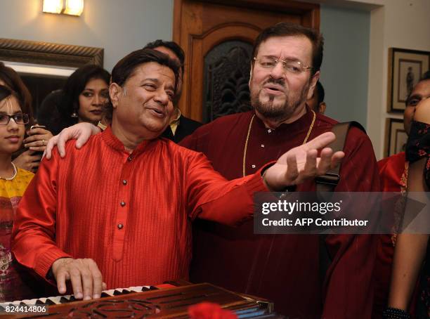Mukesh Singer Vector 69 Mukesh Singer Stock Photos, High-Res Pictures, and Images - Getty Images