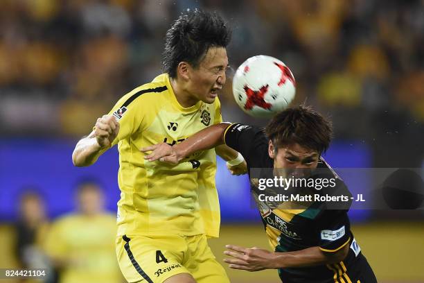 Shinnosuke Nakatani of Kashiwa Reysol and Hiroaki Okuno of Vegalta Sendai compete for the ball during the J.League J1 match between Vegalta Sendai...