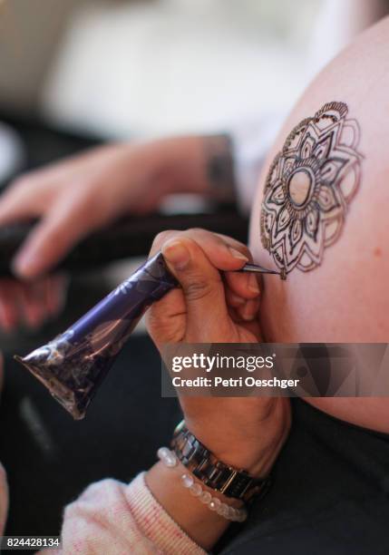Henna Rochere Henna Symbols - Fotografias e Filmes do Acervo - Getty Images