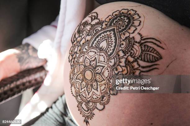 Henna Rochere Henna Symbols - Fotografias e Filmes do Acervo - Getty Images