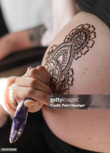 henna on pregnant belly. - body art stockfoto's en -beelden