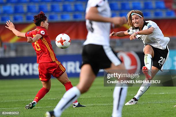 Lisa Makas of Austria vies with Amanda Sampedro of Spain during the UEFA Women's Euro 2017 quarter-final football match between Austria and Spain at...