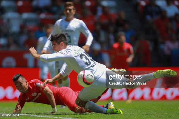 Juan Ignacio Gonzalez of Leon struggles for the ball with Fernando Uribe of Toluca during the 2nd round match between Toluca and Leon as part of the...