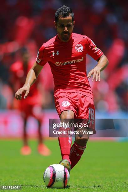 Rodrigo Lopez of Toluca drives the ball during the 2nd round match between Toluca and Leon as part of the Torneo Apertura 2017 Liga MX at Nemesio...