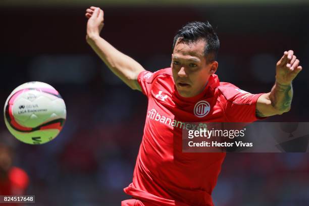 Rodrigo Salinas of Toluca looks the ball during the 2nd round match between Toluca and Leon as part of the Torneo Apertura 2017 Liga MX at Nemesio...