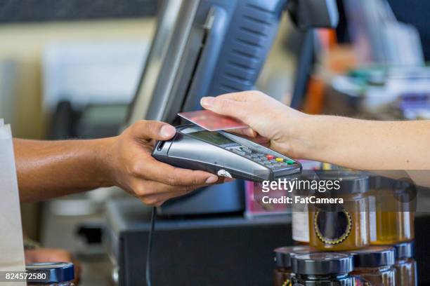 tryck på betala - card payment bildbanksfoton och bilder