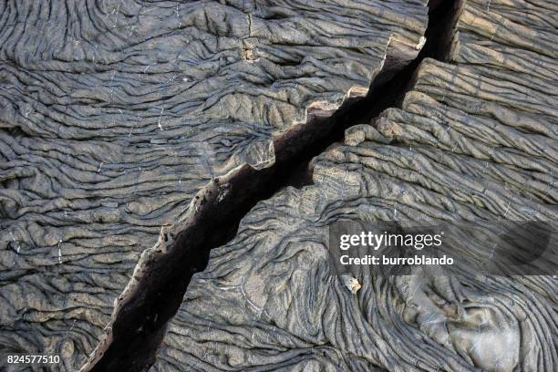 alten erstarrter lava deckt jeden zoll der vulkaninsel - tektonik stock-fotos und bilder