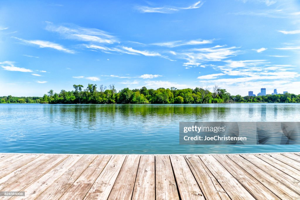 Dok op Lake in de stad van meren - Minneapolis