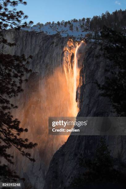 yosemite firefall (paardestaart fall) - firefall stockfoto's en -beelden