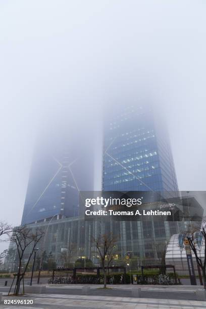 posco e&c tower in incheon on a foggy day - 松島新都市 ストックフォトと画像