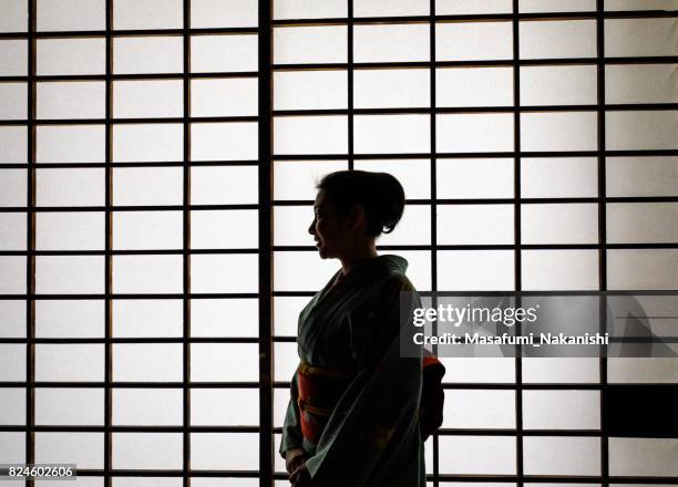 japonaise femme portant un kimono dans une chambre de style japonais - kimono photos et images de collection