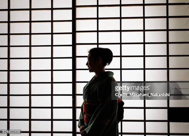 在日本風格的房間裡身穿和服的日本女人 - wabi sabi 個照片及圖片檔