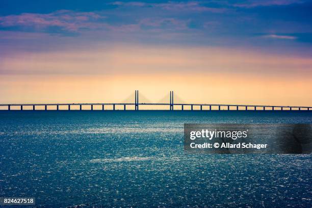 oresund bridge connecting copenhagen denmark and malmo sweden - malmö photos et images de collection