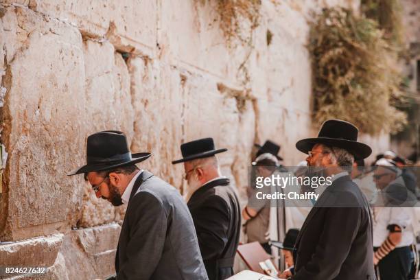 juden an der klagemauer beten - klagemauer stock-fotos und bilder