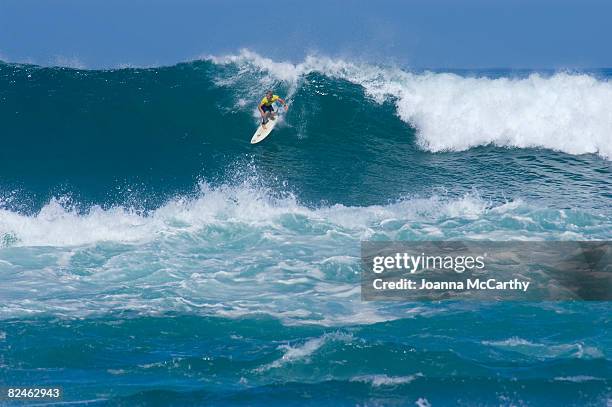 surfer riding wave, hawaii - wellentunnel stock-fotos und bilder