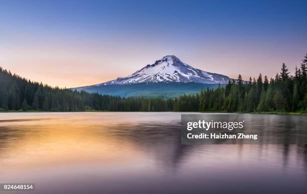 lago trillium atardecer - noroeste pacífico de los estados unidos fotografías e imágenes de stock