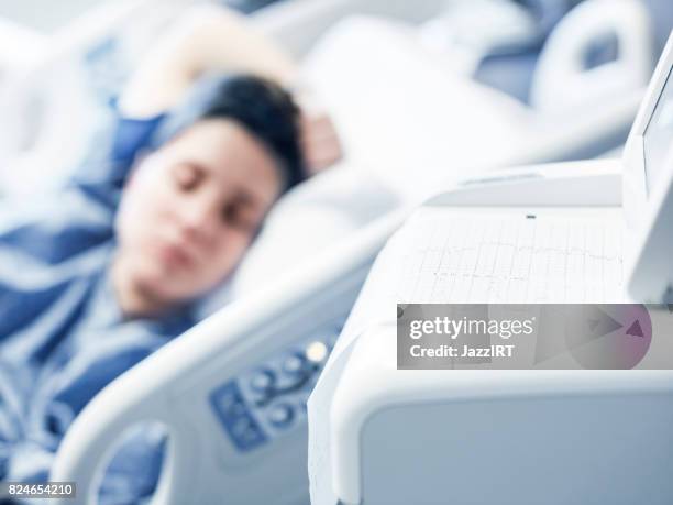 vrouw liggend in een ziekenhuisbed - postoperatief stockfoto's en -beelden