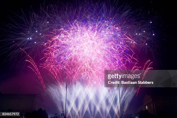 vuurwerk over rotsachtige stappen in philadelphia, pa - american flag fireworks stockfoto's en -beelden