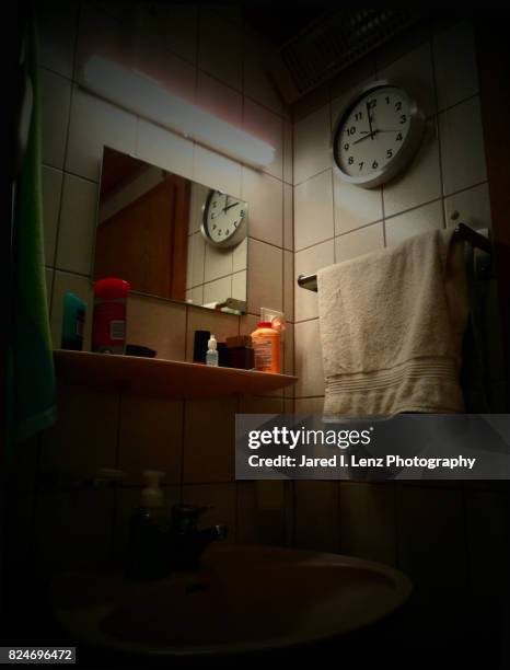 bathroom noir - bathroom night stockfoto's en -beelden