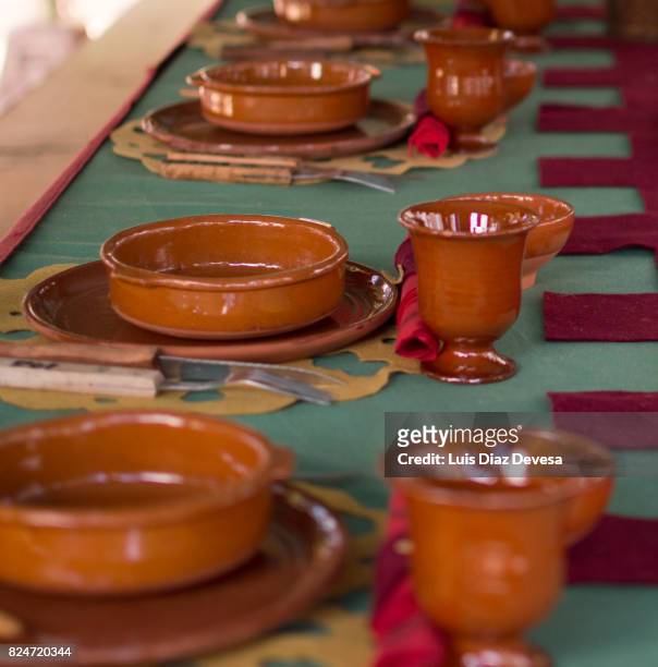 banquet table set of clay - vaso de barro fotografías e imágenes de stock