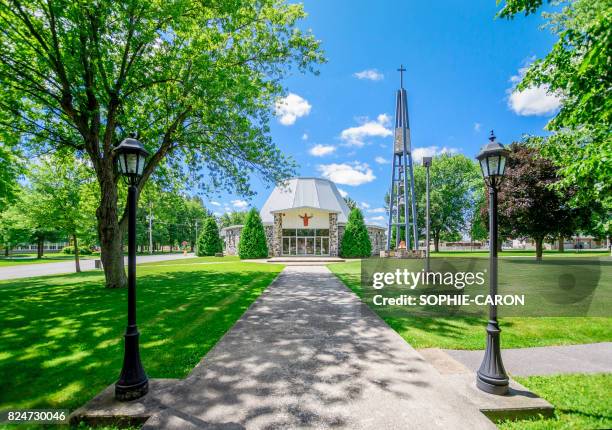 église au soleil - ciel sans nuage stockfoto's en -beelden