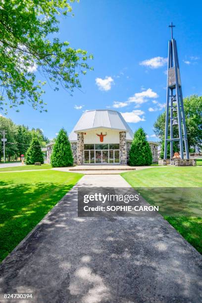 church in the sun - vue de face stock pictures, royalty-free photos & images